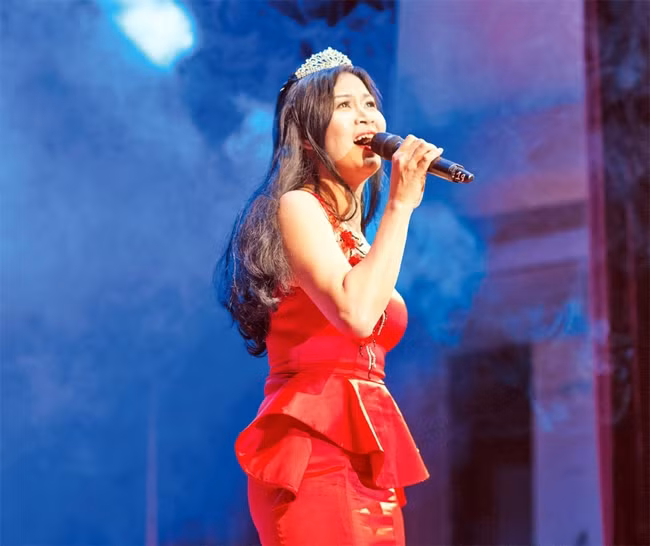 Nhà thơ Hạnh Loan. 