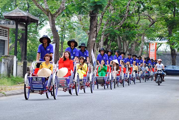 Du khách trải nghiệm xích-lô ở Huế. Ảnh: PHƯỚC QUANG