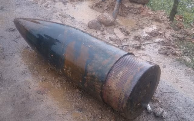 Quả đạn pháo có trọng lượng gần một tấn được phát hiện tại thôn An Xá, xã Trung Sơn, huyện Gio Linh (Quảng Trị)