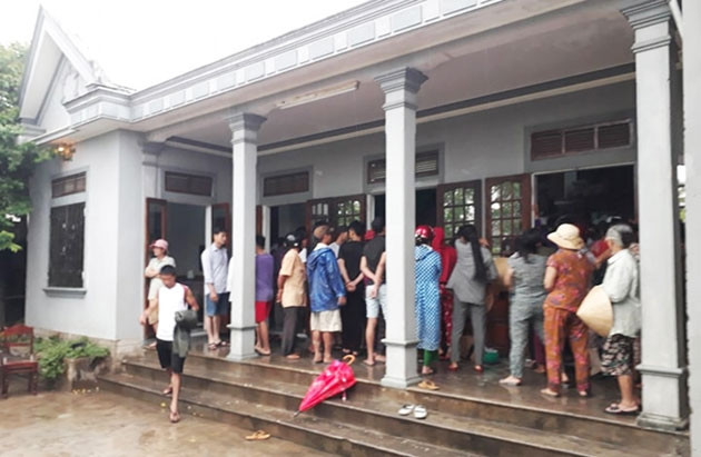 Người dân thôn 4 đến chia buồn với gia đình chị Hiếu.