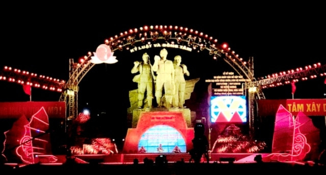 Lễ kỷ niệm 50 năm ngày Bác Hồ gặp mặt đoàn đại biểu công nhân, cán bộ ngành than, tại Quảng trường 12-11.