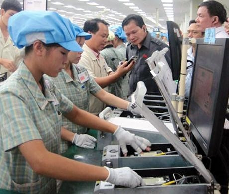 Công nhân sản xuất bao bì tại Công ty giấy và bao bì Phú Giang. Ảnh: MINH BẮC