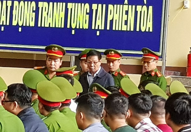 Bị cáo Phan Văn Vĩnh được dẫn giải ra tòa.