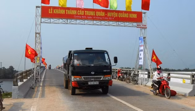Cầu Trung Quán đáp ứng nhu cầu đi lại cho người dân vùng nam huyện Quảng Ninh (Quảng Bình).