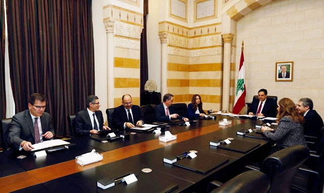 Thủ tướng Lebanon H.Diab làm việc với phái đoàn IMF tại Beirut. Ảnh: Reuters