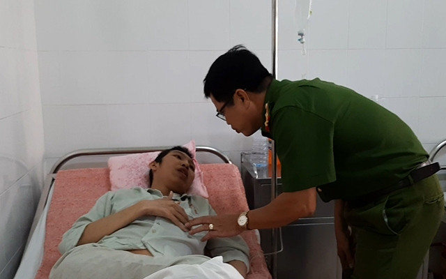 Cán bộ Trại tạm giam Công an tỉnh Thừa Thiên - Huế chăm sóc, động viên phạm nhân Châu Minh Thanh Ðức tại Bệnh viện Trung ương Huế.