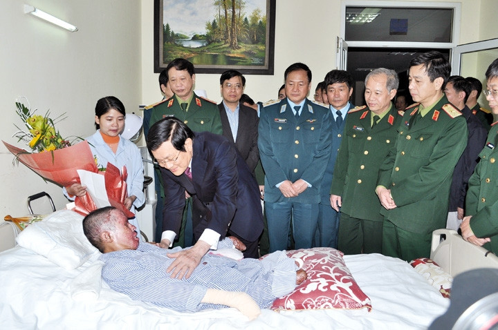 Chủ tịch nước Trương Tấn Sang thăm Thượng úy Đinh Văn Dương.