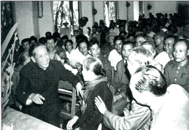 Đồng chí Lê Duẩn thăm, nói chuyện với cán bộ, nhân dân khu vực Vĩnh Linh chiều 30 Tết Quý Sửu (2-2-1973).