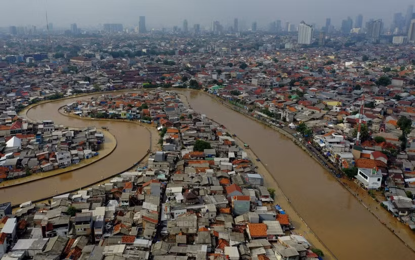 Mưa lớn khiến nước lũ dâng cao tràn bờ sông Ciliwung gây lụt lội trên diện rộng ở Jakarta (Ảnh: Jakarta Post)