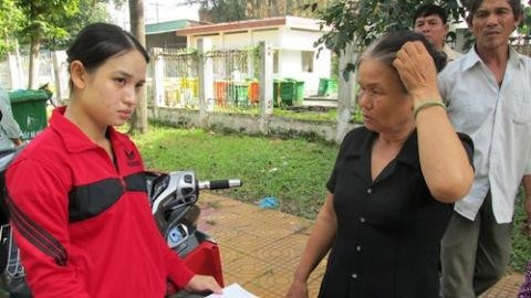 Người nhà bức xúc trước cái chết oan ức của sản phụ Trần Thị Phượng. (Ảnh: tintuconline)