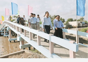 Xây dựng cầu Bê-tông nông thôn ở nhiều<br>vùng sông nước Cà Mau