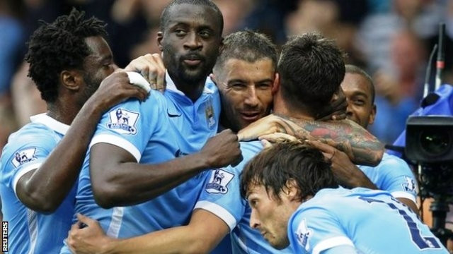 Các cầu thủ Man City mừng trận thắng thứ ba liên tiếp.