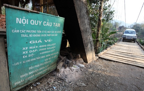 Mặc dù cấm ô-tô nhưng người bảo vệ cầu treo Vô Ðiếm, Bắc Quang, Hà Giang vẫn thu 10.000 đồng để cho xe qua cầu.