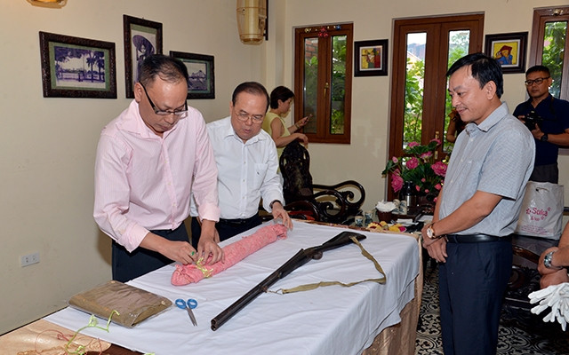 TS Vũ Mạnh Hà, Giám đốc Bảo tàng Hồ Chí Minh (ngoài cùng bên phải) tiếp nhận hai hiện vật quý (thanh gươm và chiếc áo trấn thủ) từ gia đình ông Vương Quỳnh Xuân, cháu nội ông Vương Chí Sình, tháng 8-2