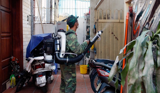 Hà Nội phun muỗi phòng, chống dịch SXH theo hình thức cuốn chiếu tại nhiều quận, huyện.