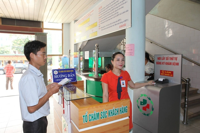 Nhân viên Bệnh viện đa khoa Tuyên Quang hướng dẫn người bệnh đăng ký khám chữa bệnh BHYT.