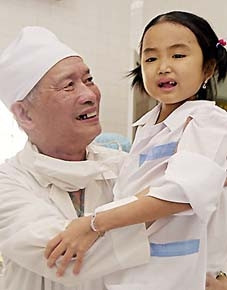 Giáo sư Lê Thế Trung và Nguyễn Thị Diệp,
bệnh nhân ghép gan đầu tiên tại Việt Nam.