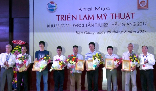 Ban tổ chức trao giải cho các tác giả.