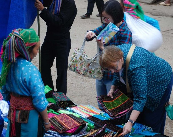 Khách du lịch nước ngoài thăm quan phiên chợ vùng cao Hà Giang.