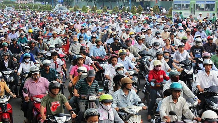 Xe máy vẫn là phương tiện đi lại chính của người dân TP Hà Nội.