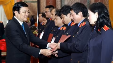 Chủ tịch nước Trương Tấn Sang trao Quyết định bổ nhiệm chức danh kiểm sát viên cho các cán bộ Viện Kiểm sát nhân dân tối cao. Ảnh: NGUYỄN KHANG(TTXVN)