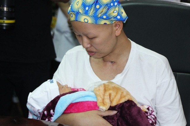 Khoảnh khắc xúc động của người mẹ ung thư được đón con Đỗ Bình An xuất viện.