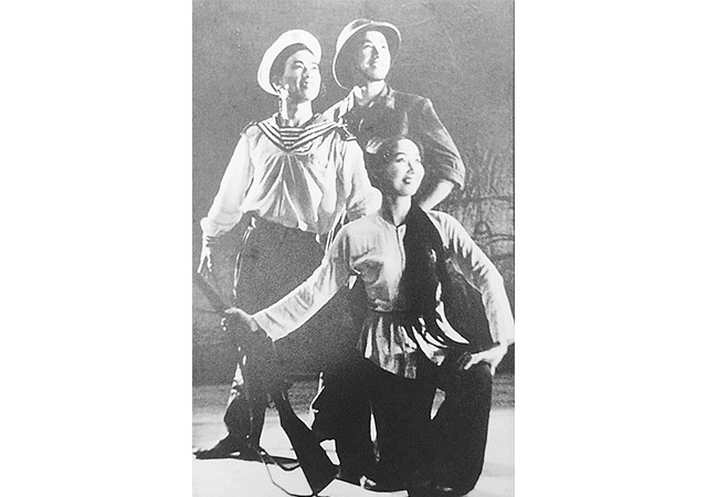 NSND Chu Thúy Quỳnh trong tiết mục múa Gặp gỡ bên mâm pháo.