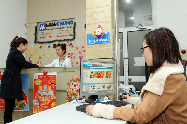 Nhân viên Công ty cổ phần truyền thông Việt Nam (VC Corp) tiếp nhận thông tin mua các sản phẩm qua mạng in-tơ-nét của khách hàng.      Ảnh: TRẦN HẢI