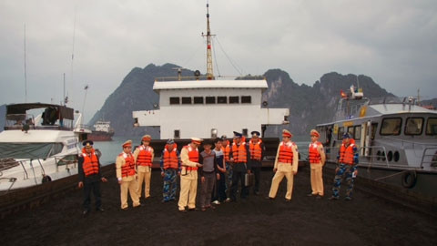 Giữ tàu than vận chuyển trái phép khoảng 2.000 tấn than cám