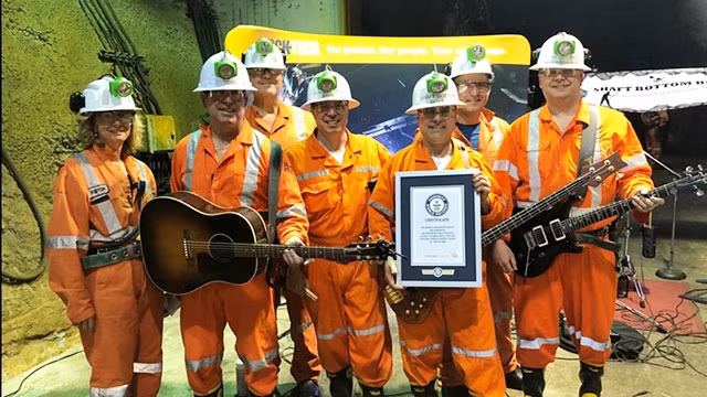 Kỷ lục chơi nhạc dưới lòng đất