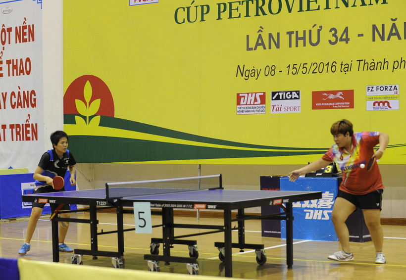 Trận chung kết nội dung đồng đội nữ giữa đội Petrosetco TP Hồ Chí Minh và đội Công an. Ảnh: DUY LINH