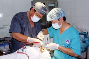 Các bác sĩ trong đoàn đang phẫu thuật
cho bệnh nhân.