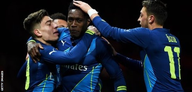 Các cầu thủ Arsenal mừng bàn thắng của D. Welbeck.