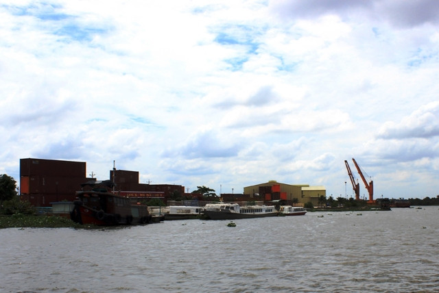 Cảng An Sơn trên sông Sài Gòn, thị xã Thuận An (Bình Dương).