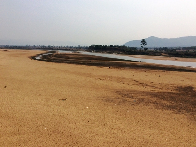 Sông Ba, năm nào giờ chỉ như một dòng suối nhỏ lọt thỏm giữa miên man cát trắng.