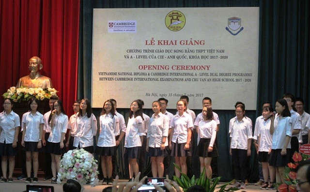 Học sinh khóa đầu tiên chương trình song bằng biểu diễn văn nghệ trong ngày khai giảng (Ảnh: THÙY LINH))