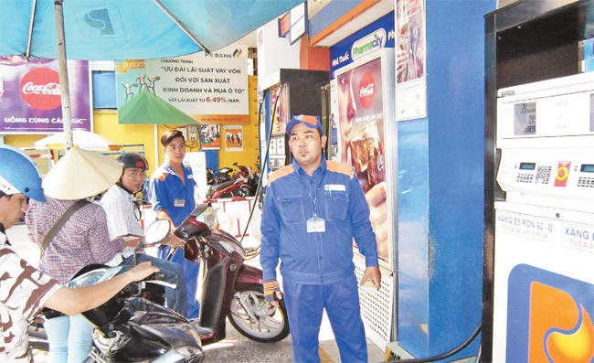 Cửa hàng xăng dầu số 38, góc đường Nguyễn Thị Minh Khai - Pasteur ít người mua xăng E5.