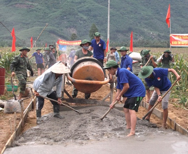 Hưởng ứng phong trào xây dựng nông thôn mới, Đoàn Thanh niên tỉnh Bình Định tham gia làm đường bê-tông tại thôn Vạn Xuân, xã An Hòa, huyện An Lão (Bình Định).