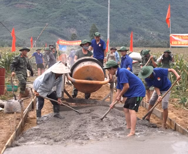 Hưởng ứng phong trào xây dựng nông thôn mới, Đoàn Thanh niên tỉnh Bình Định tham gia làm đường bê-tông tại thôn Vạn Xuân, xã An Hòa, huyện An Lão (Bình Định).