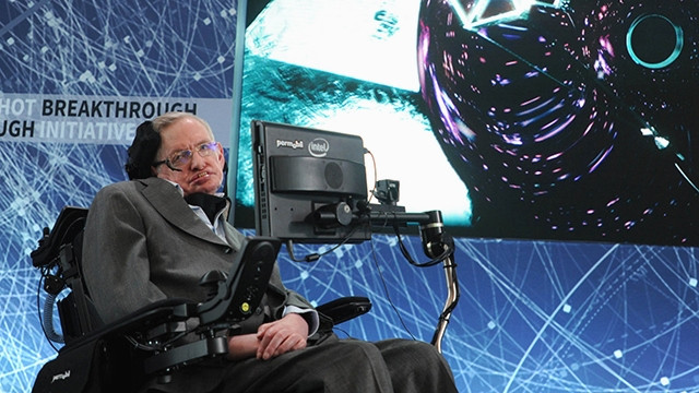 Nhà khoa học Stephen Hawking tại một hội thảo về thiên văn học tại Mỹ. Ảnh: WORLD NEWS
