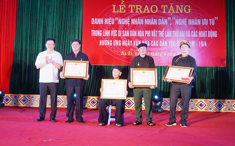 Trao tặng danh hiệu cho các nghệ nhân. 