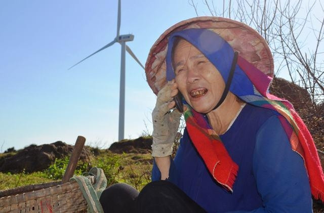 Bà Trần Thị Quần, thôn Tân Hải, xã Long Hải rạng rỡ gọi điện cho người thân