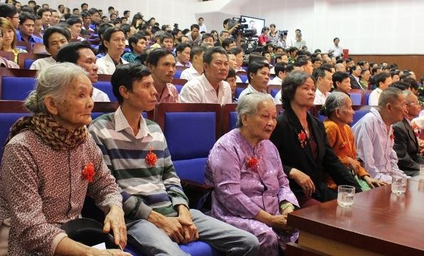 Thân nhân của các liệt sĩ Đà Nẵng hy sinh trong trận Gạc Ma.