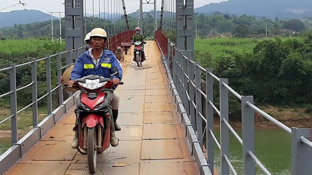 Cầu treo Chôm Lôm.