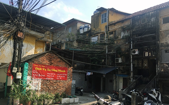 Khu tập thể Văn Chương (Hà Nội) sau hơn 50 năm sử dụng đã xuống cấp nghiêm trọng nhưng chưa được cải tạo. Ảnh: ÐĂNG ANH