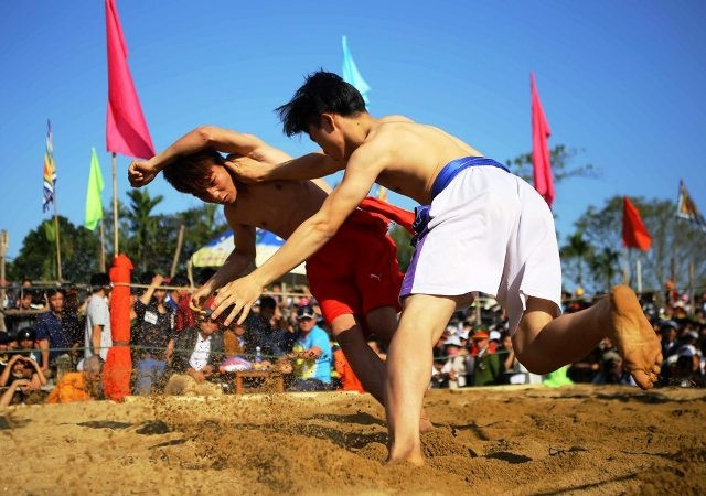 Tranh tài quyết liệt giữa các cặp đấu ở độ tuổi thanh niên