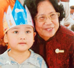 Giáo sư Nguyễn Thị Ngọc Phượng<br>với em bé đầu tiên sinh ra<br>trong ống nghiệm.
