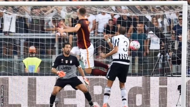 Dzeko (áo sẫm) ghi bàn thứ hai cho AS Roma.