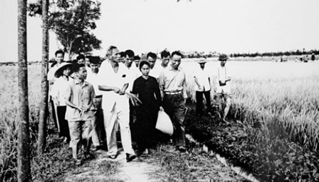 Thủ tướng Phạm Văn Đồng thăm nông dân huyện Đan Phượng, Hà Tây (1971).