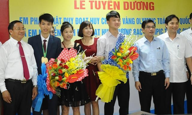 Tuyên dương các học sinh Trường THPT chuyên Hà Tĩnh đoạt các giải thưởng Olympic quốc tế.